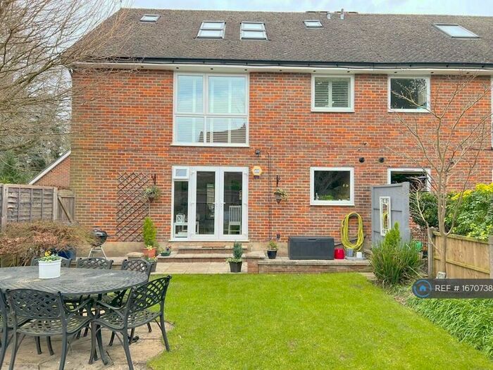2 Bedroom Flat To Rent In Birkett Way, Chalfont St. Giles, HP8
