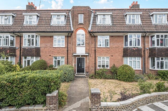 2 Bedroom Flat To Rent In Kelvin Drive, St Margarets, Twickenham, TW1