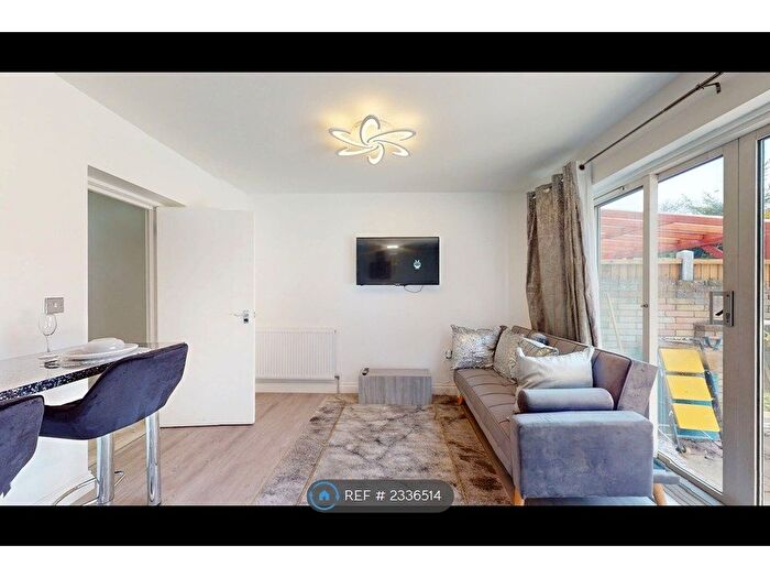 3 Bedroom Flat To Rent In London, London, RM10