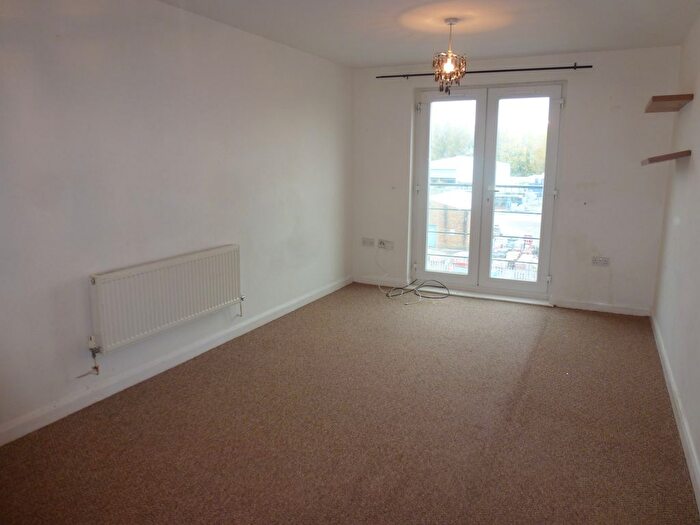 2 Bedroom Flat To Rent In Moorhead Close, Splott, Cardiff, CF24