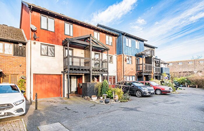 4 Bedroom Town House For Sale In Marina Approach, Hayes, UB4