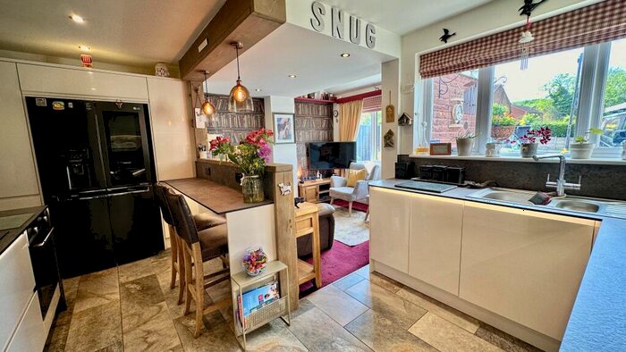 3 Bedroom Semi-Detached House For Sale In Cinderhill Road, Nottingham, NG6