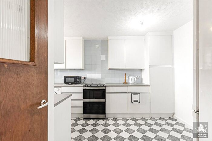 3 Bedroom Maisonette To Rent In Derby Court, Overbury Street, Hackney, London, E5