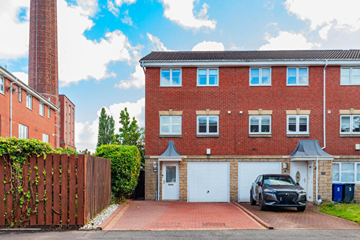 3 Bedroom Town House For Sale In Raeburn Avenue, Paisley, PA1