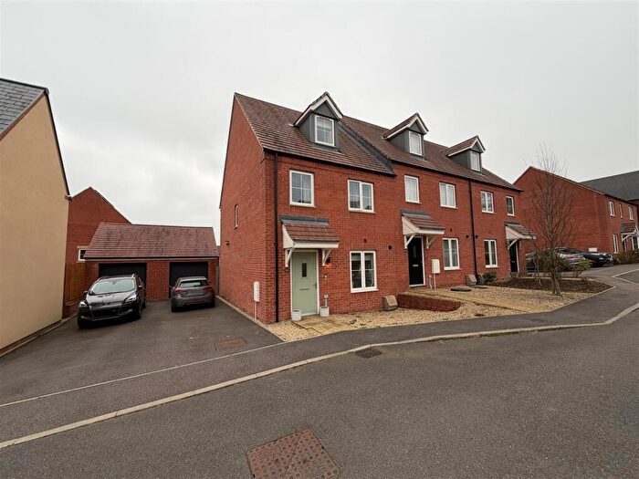 3 Bedroom Town House For Sale In Longdon Crescent, Banbury - Complete Onward Chain, OX16