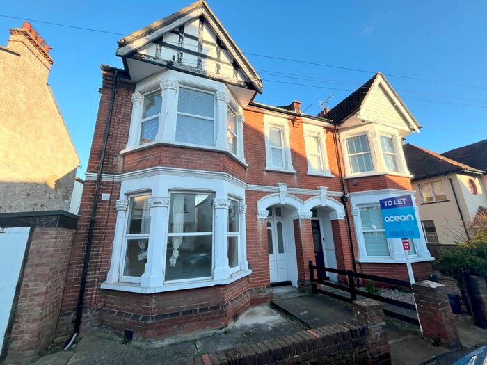 2 Bedroom Flat To Rent In Elm Road, Leigh On Sea, SS9