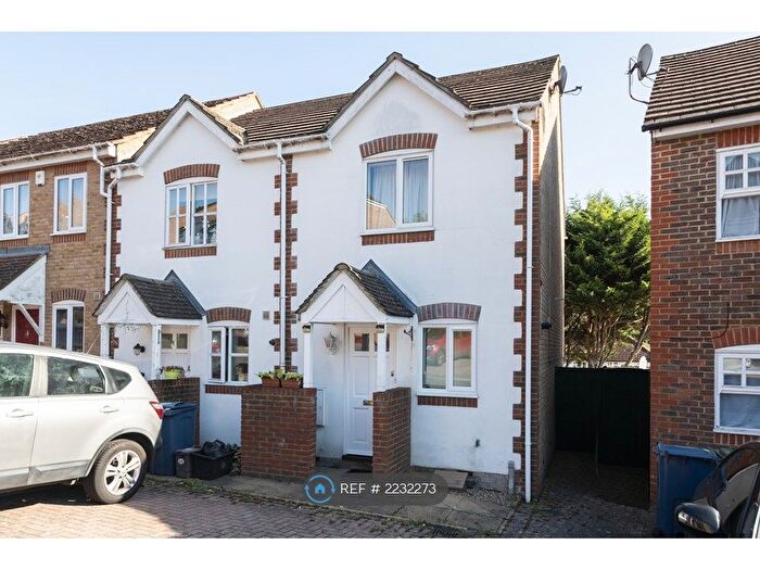 2 Bedroom End Of Terrace House To Rent In Wheelers Park, High Wycombe, HP13