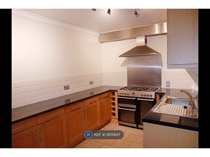 4 Bedroom Semi-detached House To Rent In Brimsdown Avenue, Enfield, EN3