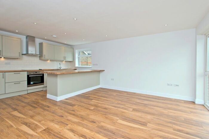 2 Bedroom Flat To Rent In Flat Pinewood Court, Montague Road, London, SW19