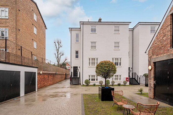 2 Bedroom Flat To Rent In Mitcham Lane, Streatham Park, London, SW16