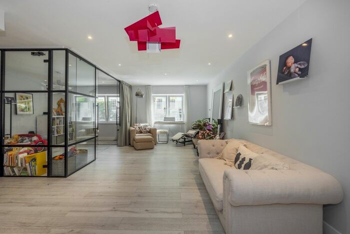 3 Bedroom Flat To Rent In Hereford Road, London, W2