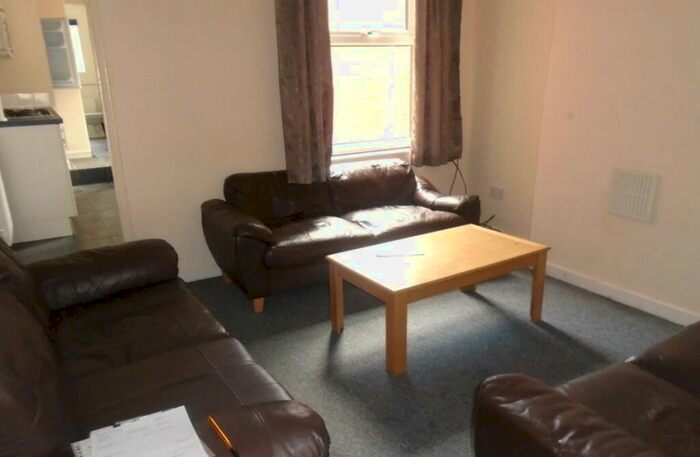 5 Bedroom House To Rent In Luton Road, B29