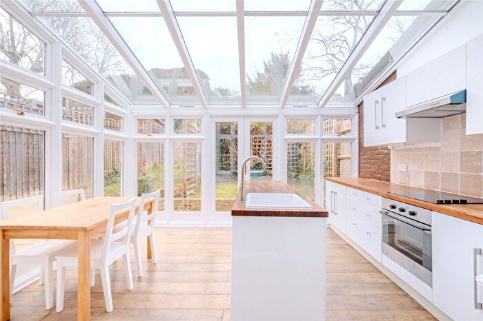 2 Bedroom Flat To Rent In Gleneldon Road, Streatham, Lambeth, London, SW16