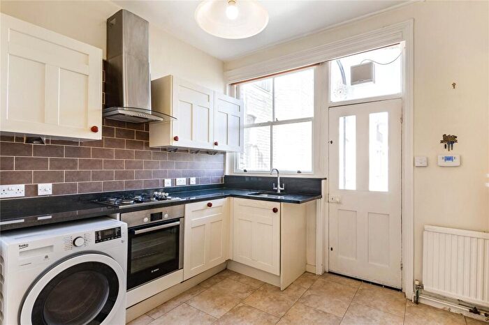 3 Bedroom Flat To Rent In Prince Of Wales Drive, Battersea, SW11
