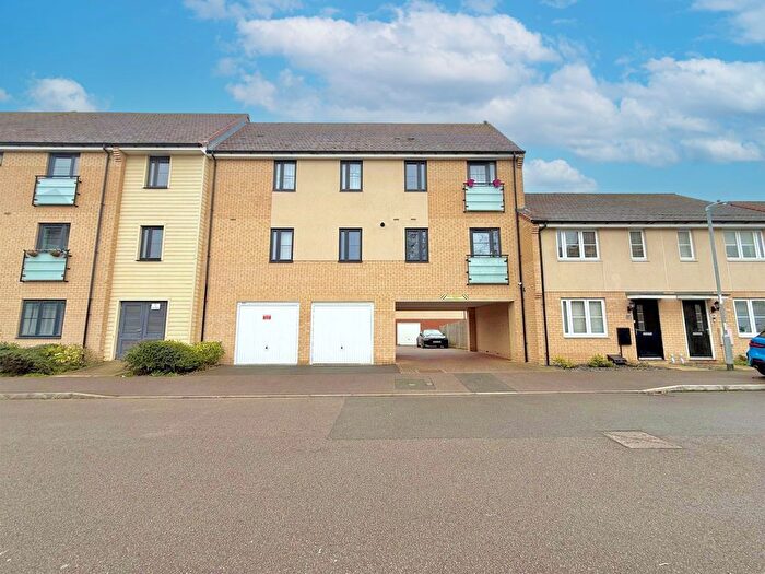 2 Bedroom Flat For Sale In Vauxhall Way, Dunstable, LU6