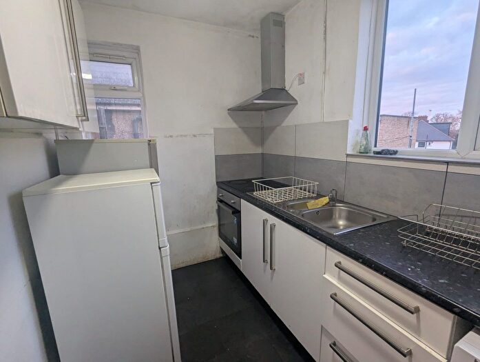 2 Bedroom Flat To Rent In Hay Lane, Kingsbury, London, NW9