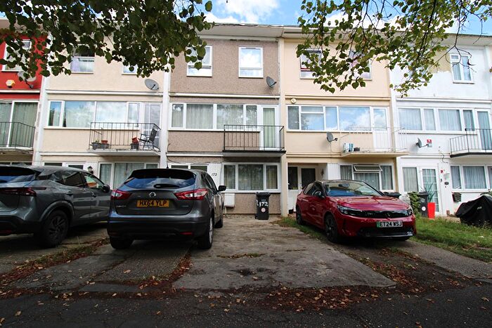 3 Bedroom Town House For Sale In Long Riding, Basildon, SS14