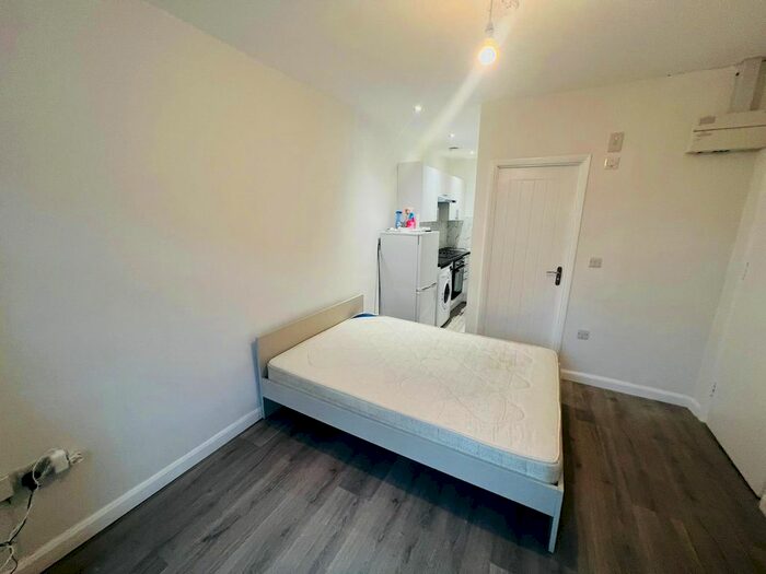 Studio To Rent In Campus Road, London, E17