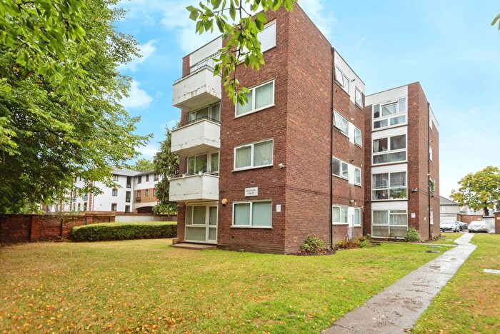 2 Bedroom Flat For Sale In Lampton Road, Hounslow, TW3