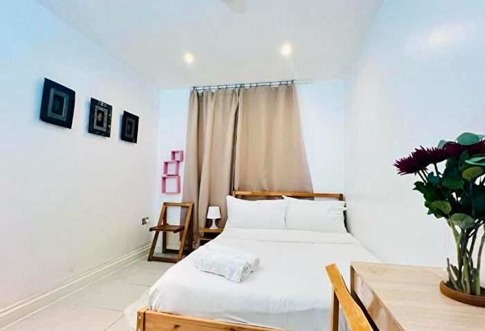 3 Bedroom Flat To Rent In Sutton Street, London, E1