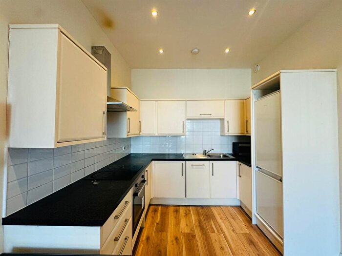 2 Bedroom Flat To Rent In Apt, Canal Road, Bradford, BD1