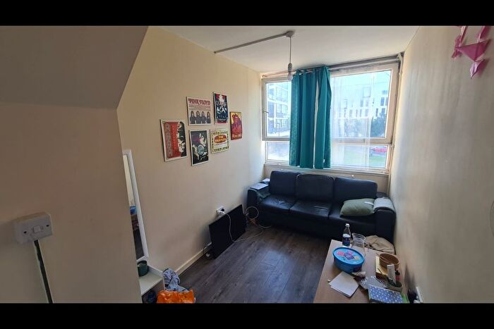 3 Bedroom Flat To Rent In Livermere Road, London, E8