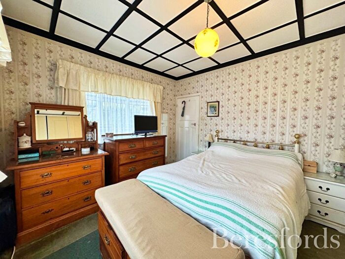 2 Bedroom Bungalow For Sale In Haynes Road, Hornchurch, RM11