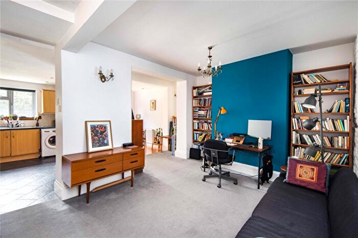 3 Bedroom Flat To Rent In Holly Road, Wanstead, London, E11
