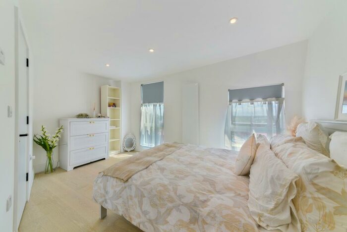 3 Bedroom Apartment To Rent In Beadnell Road London, SE23