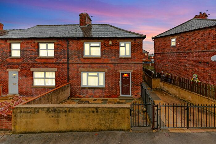 3 Bedroom End Terrace House For Sale In Grange Terrace, Leeds, LS28