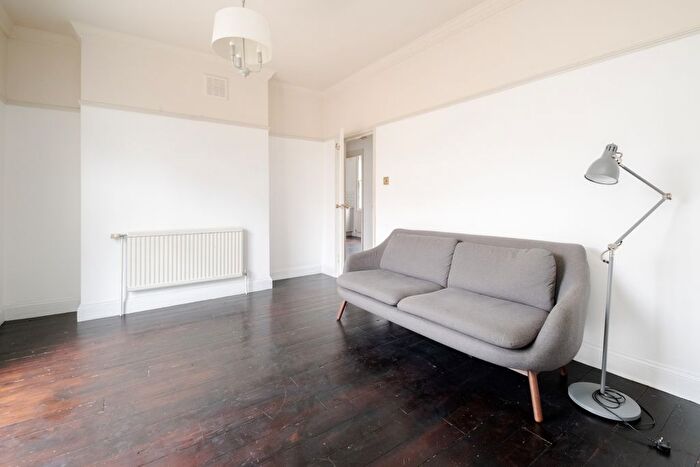 1 Bedroom Flat To Rent In King's Cross Road, London, WC1X