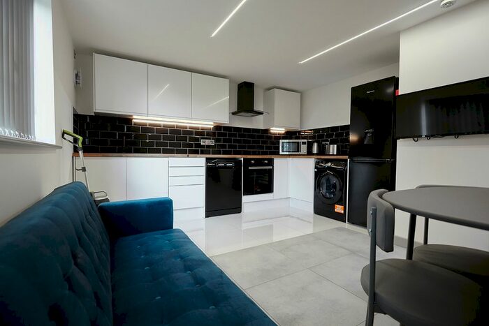 4 Bedroom Flat To Rent In Beechwood Gardens, Manchester, M14