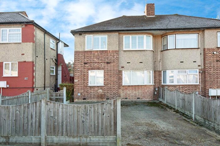 2 Bedroom Flat For Sale In Fullwell Avenue, Ilford, Essex, IG5
