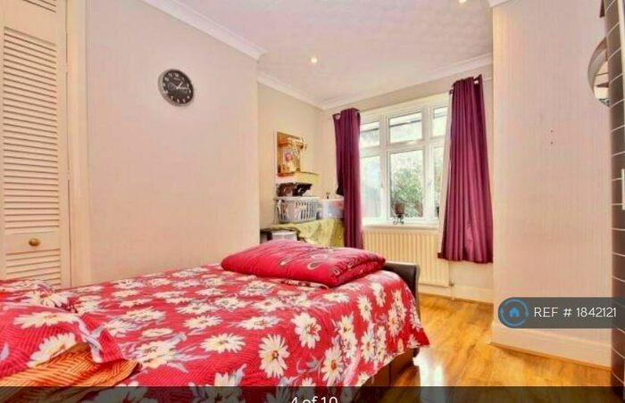 3 Bedroom Bungalow To Rent In Triggs Lane, Woking, GU22