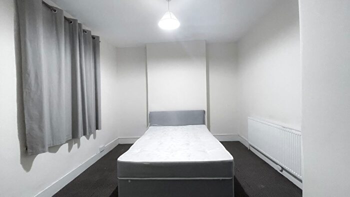 3 Bedroom Flat To Rent In Wanstead Park Road, Ilford, IG1