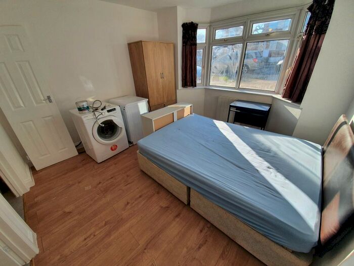 1 Bedroom Flat To Rent In Dale Avenue, Edgware, HA8