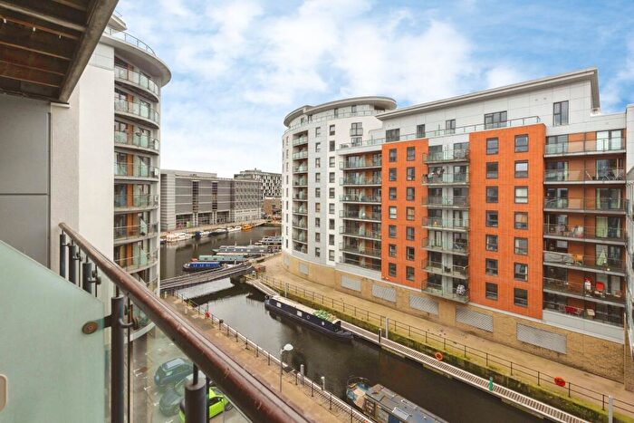 2 Bedroom Apartment For Sale In Armouries Way, Leeds, LS10