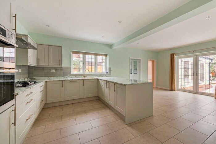 5 Bedroom Detached House To Rent In Milton Avenue Chalfont St. Peter, SL9