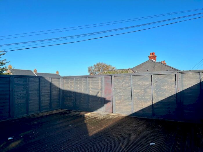 2 Bedroom Flat To Rent In Barrack Road, Christchurch, BH23