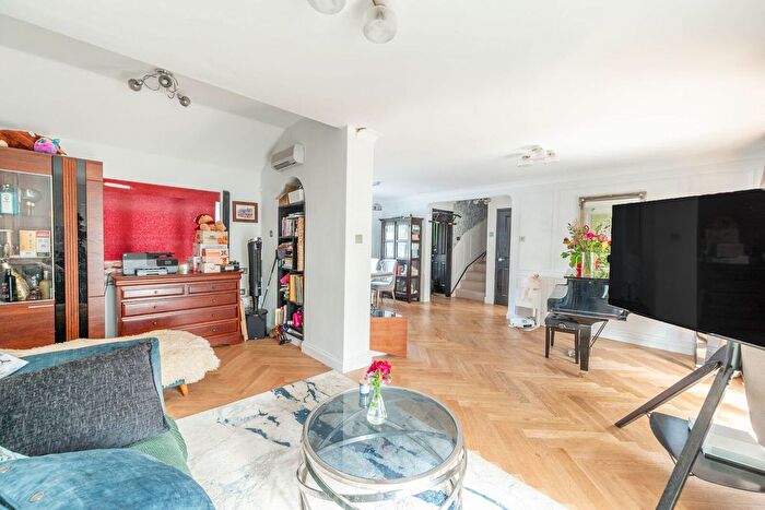 3 Bedroom Semi Detached House For Sale In Caddis Close, Stanmore, Middlesex, Stanmore, HA7