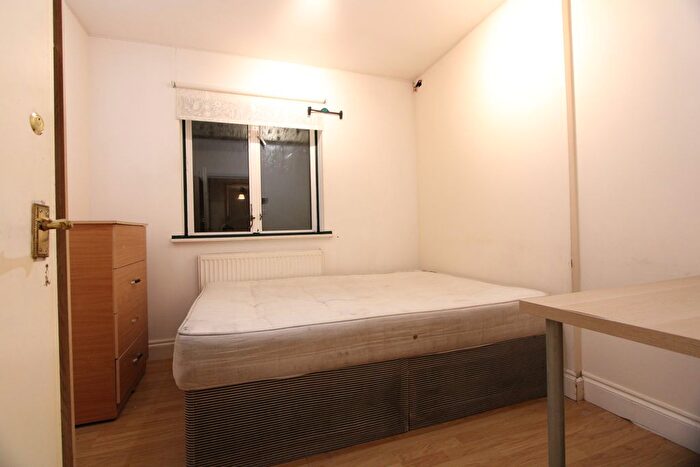 3 Bedroom Flat To Rent In Lewisham Way, London, SE14