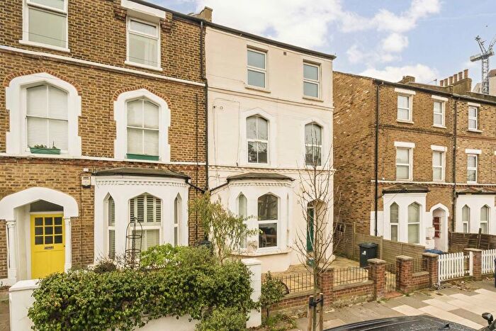 3 Bedroom Flat For Sale In York Road, Acton, W3
