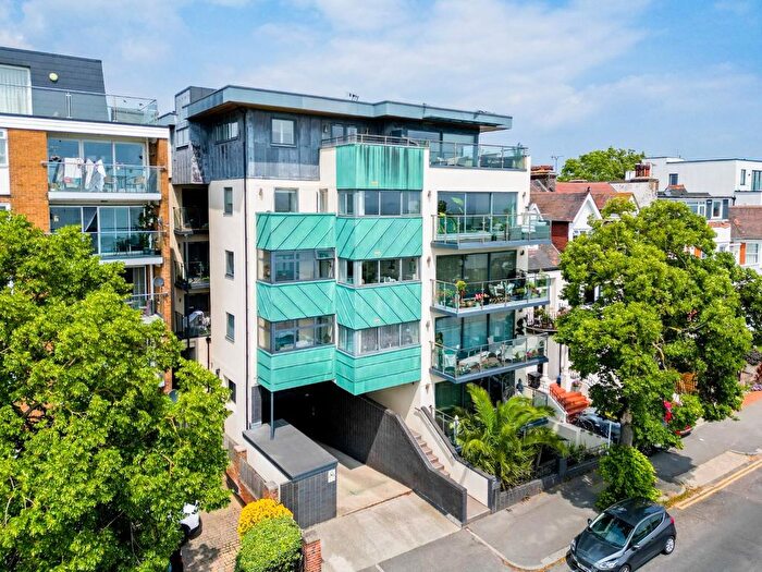 2 Bedroom Flat For Sale In Grand Parade, Leigh-On-Sea, SS9