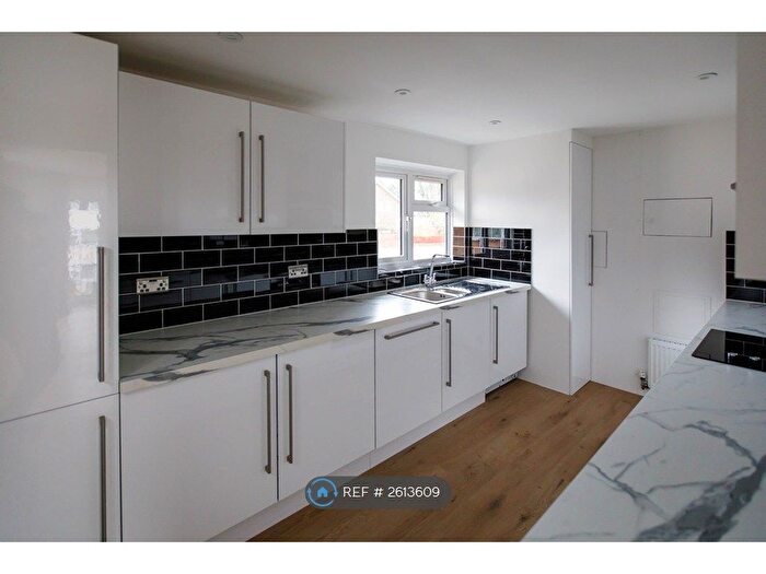 2 Bedroom Flat To Rent In Clover Way, Hemel Hempstead, HP1