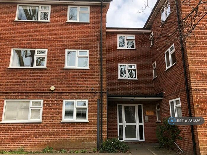 3 Bedroom Flat To Rent In Berrylands, Surbiton, KT5
