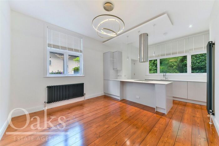 2 Bedroom Flat To Rent In Palace Road, London, SW2