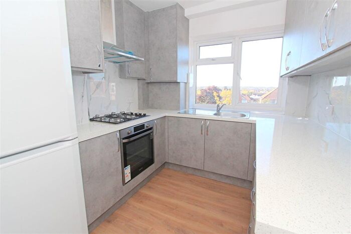 2 Bedroom Flat For Sale In Lymescote Gardens, Sutton, SM1