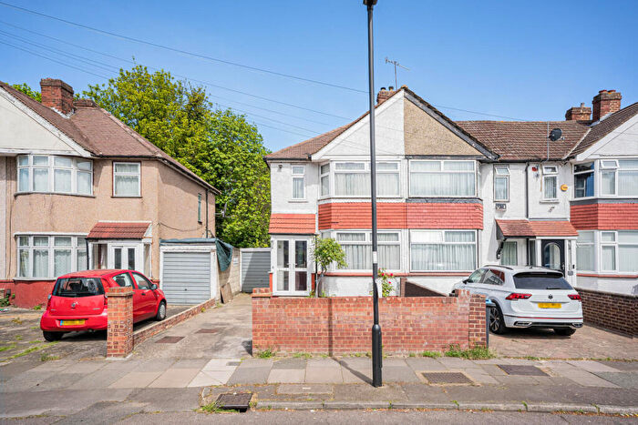 3 Bedroom House For Sale In Curzon Avenue, Enfield, EN3