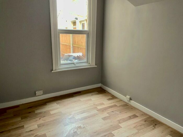 2 Bedroom Flat To Rent In East Street, Southend-On-Sea, Essex, SS2