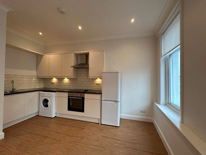 2 Bedroom Flat To Rent In Avenue Mews, London, N10